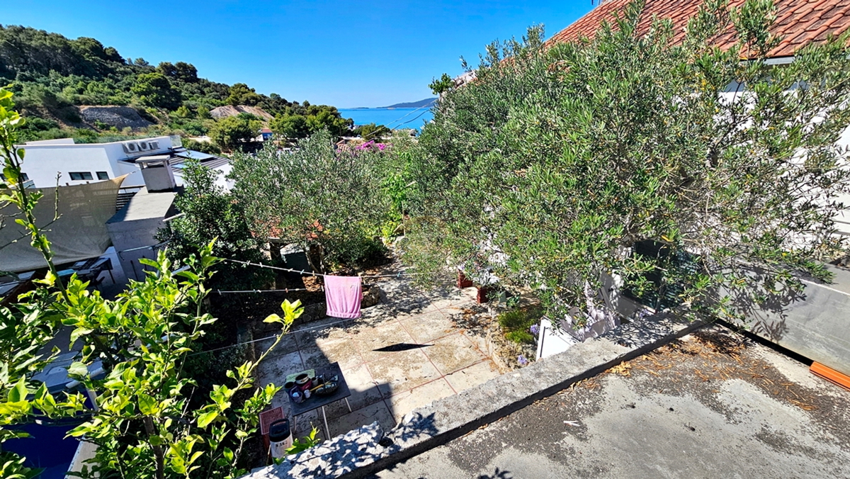 Casa indipendente a Okrug Donji/Čiovo in posizione eccezionale, seconda fila dal mare